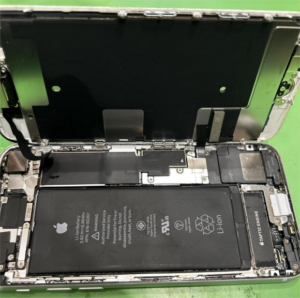 iPhoneのカメラ修理中の画像2