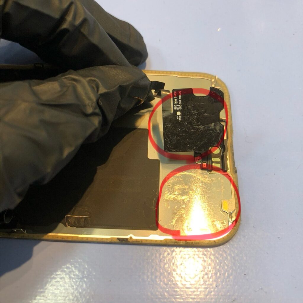 iPhoneの分解中の写真8