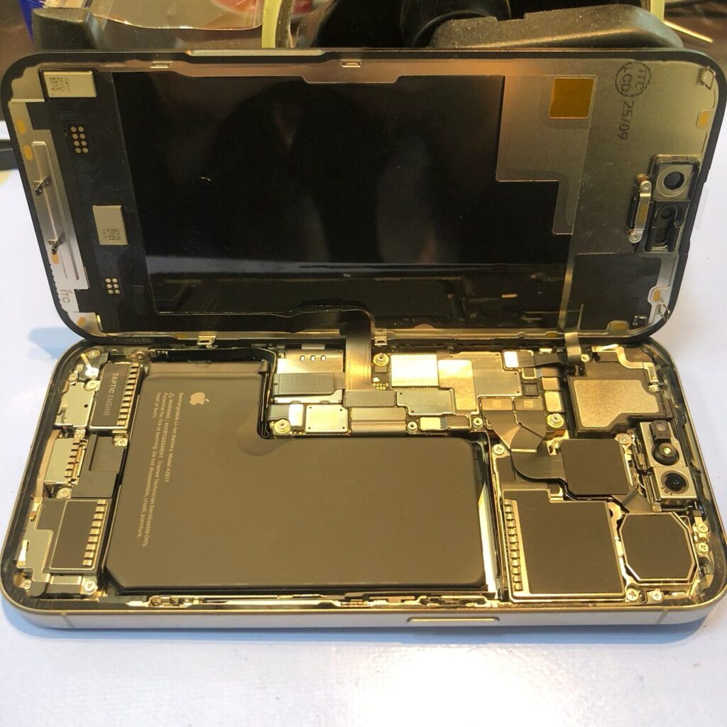 iPhoneの分解中の写真11