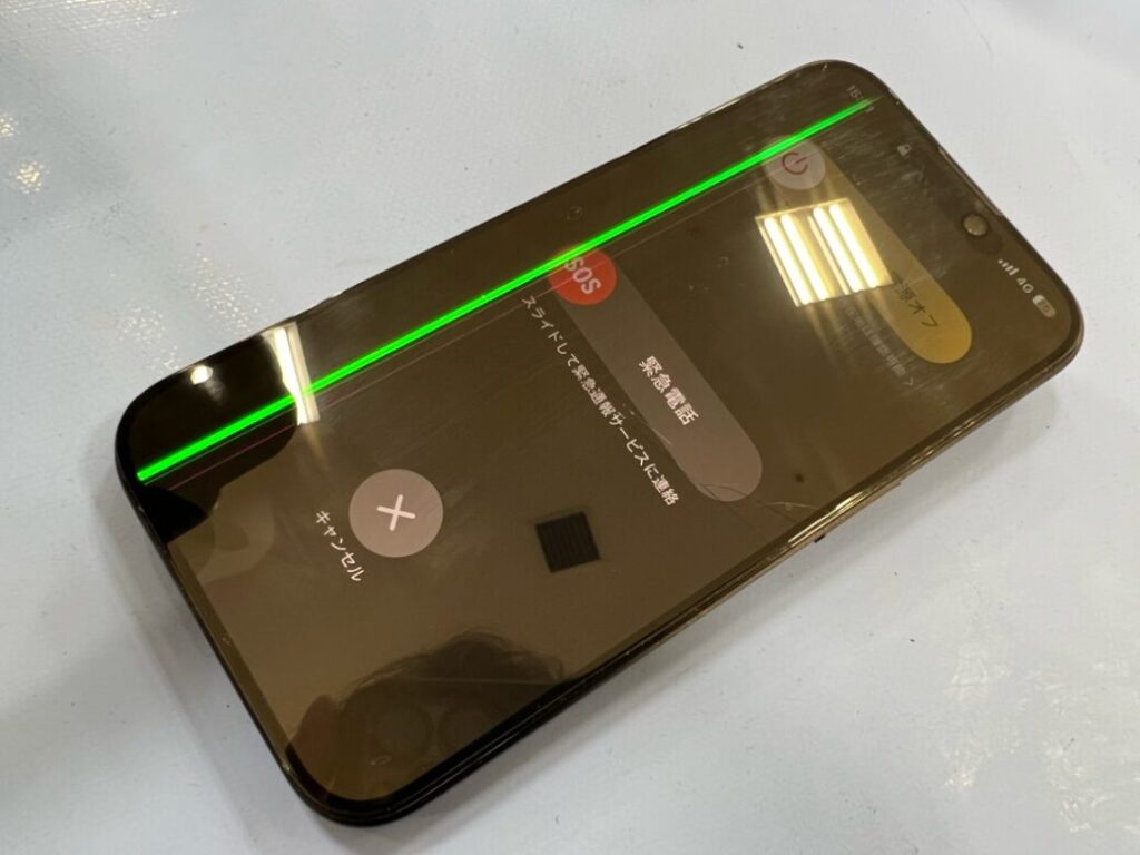 液晶に線が入ったiPhoneの修理前の写真