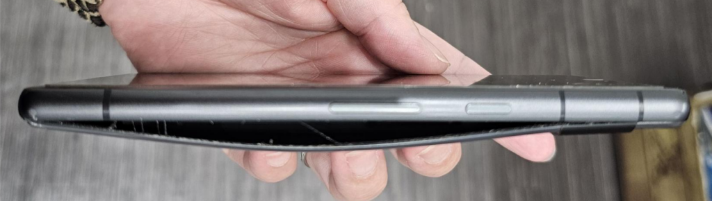 iPhoneのバッテリーが膨張し画面を押し上げている状態