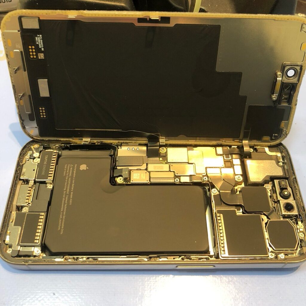 iPhoneの分解中の写真3