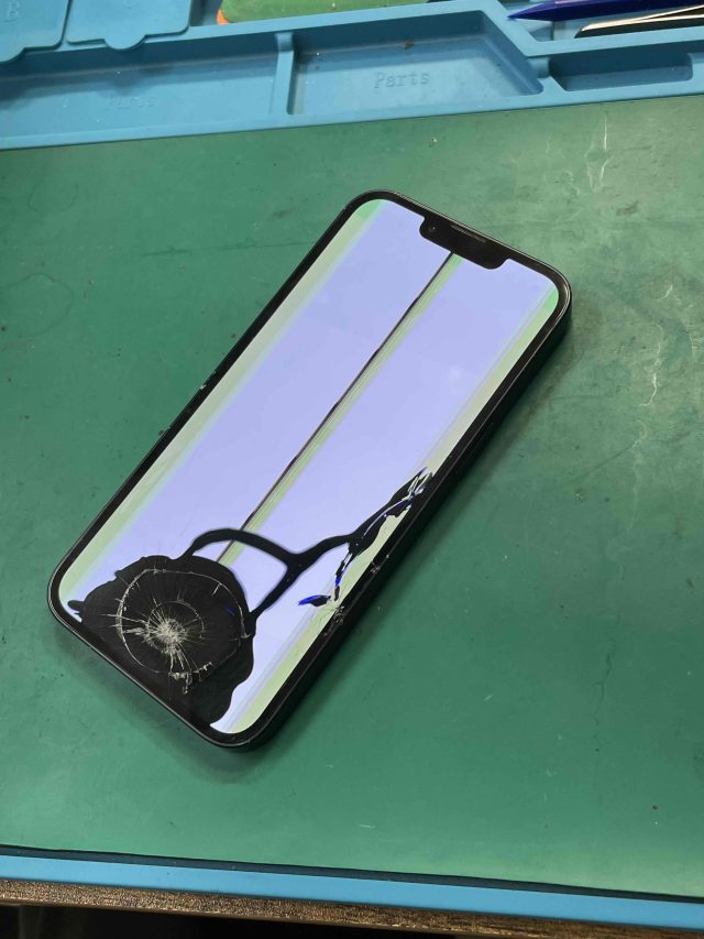 iPhone13画面修理前