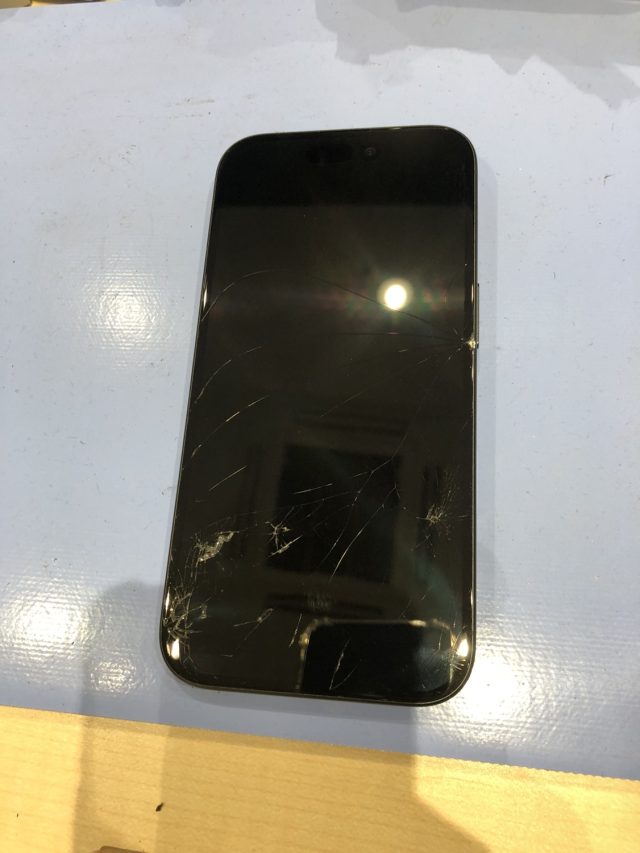 iPhone16画面割れ