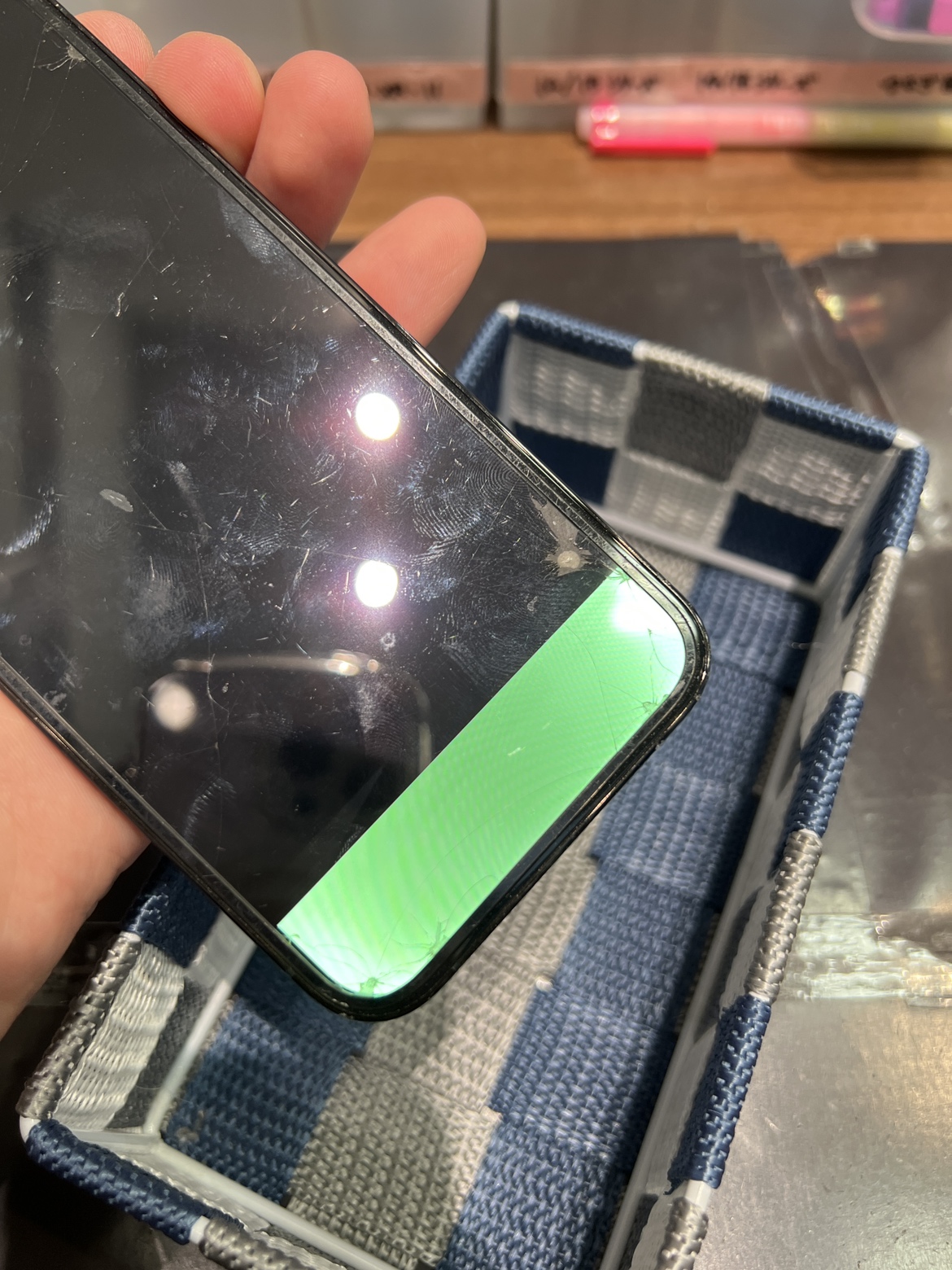 iPhoneのガラス割れ以外にも液晶の修理もおこなっております。