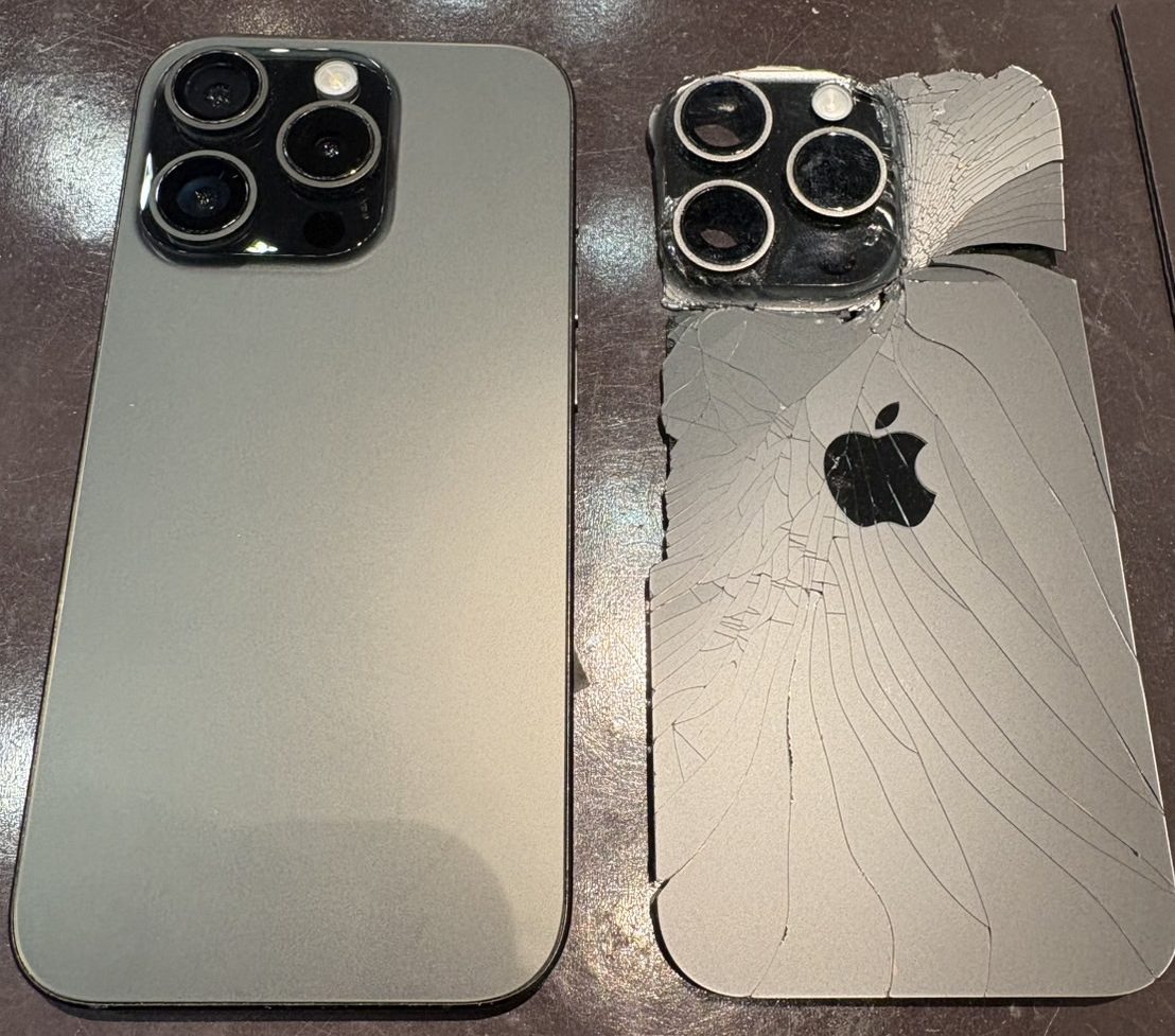 【iPhone15pro】背面修理もお任せ下さい！！
