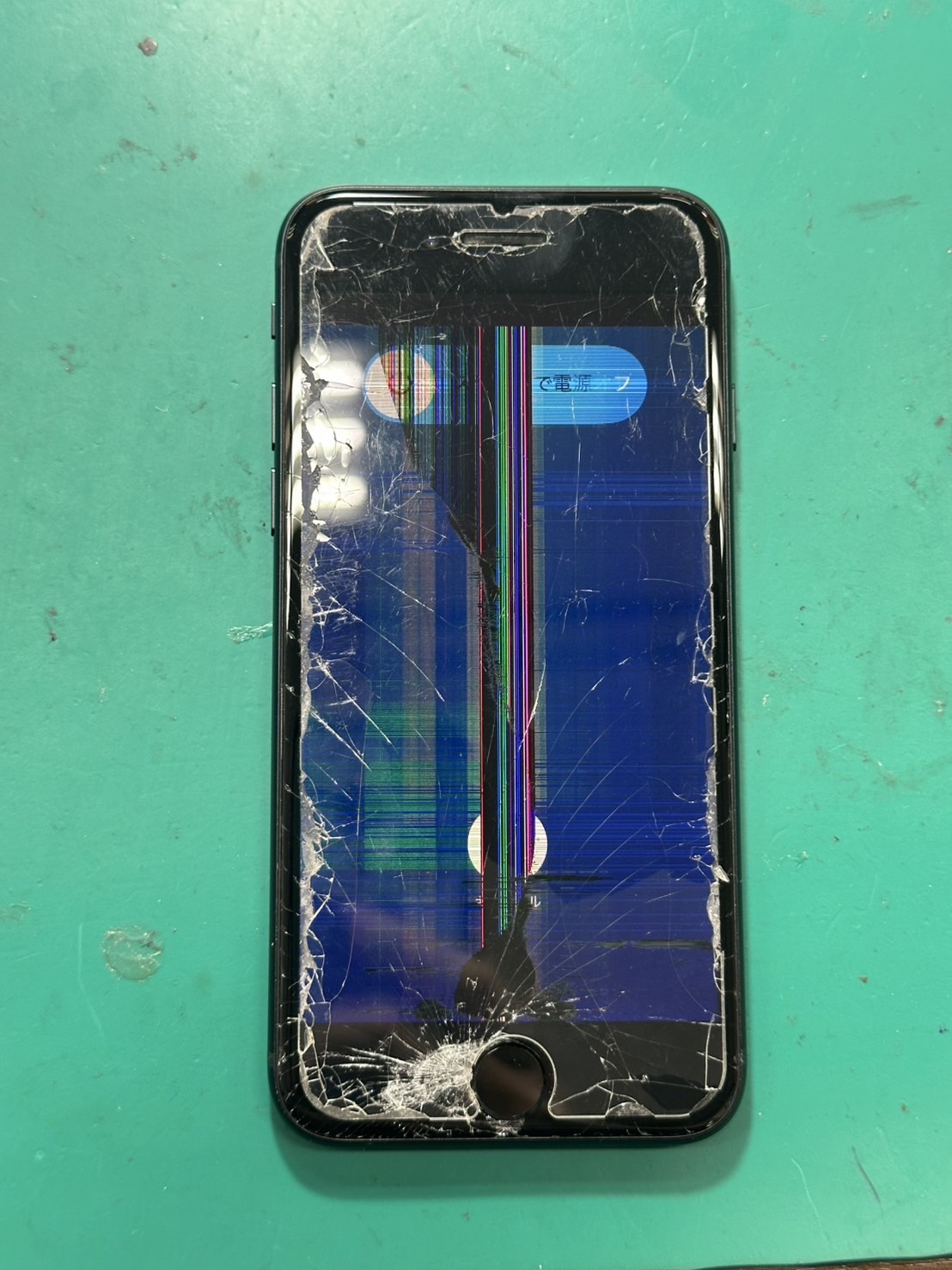 iPhoneSE第二世代　バキバキの画面も交換できます！