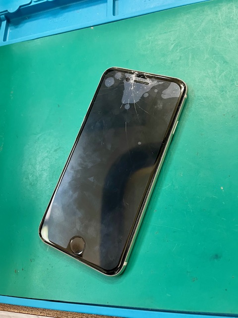 iPhoneSE(第3世代)画面割れ