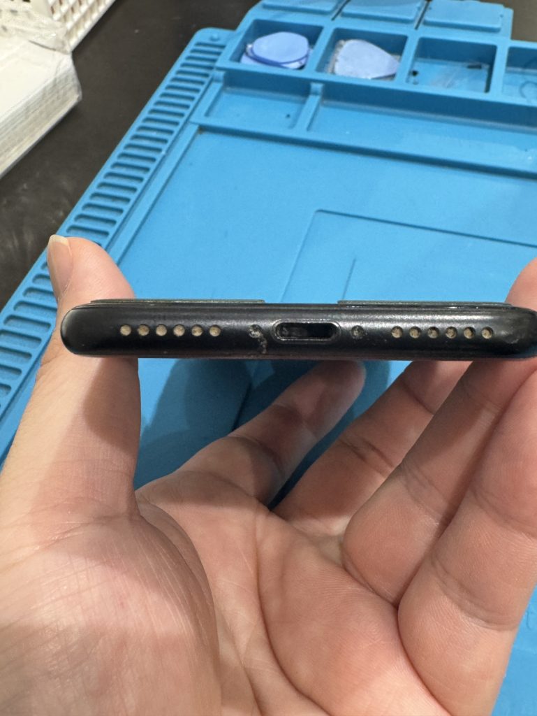 iPhoneSE第二世代　ドックコネクター・バッテリー交換修理
