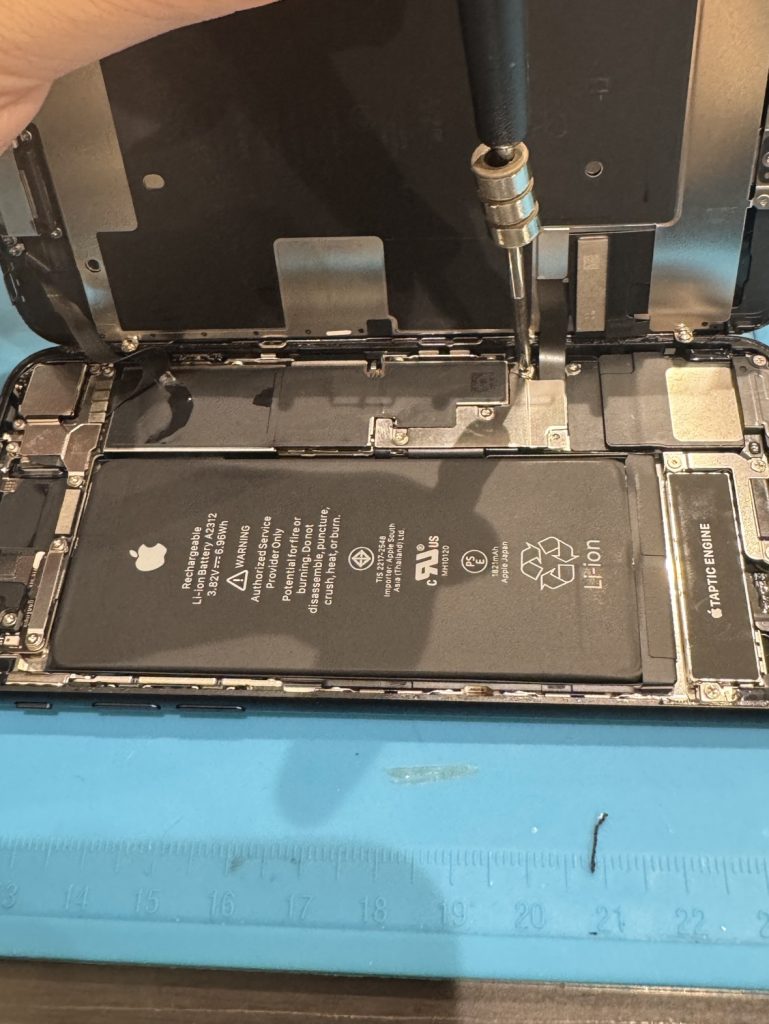 iPhoneSE第二世代　ドックコネクター・バッテリー交換修理