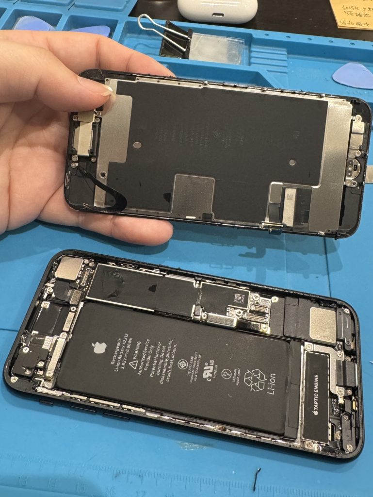 iPhoneSE第二世代　ドックコネクター・バッテリー交換修理