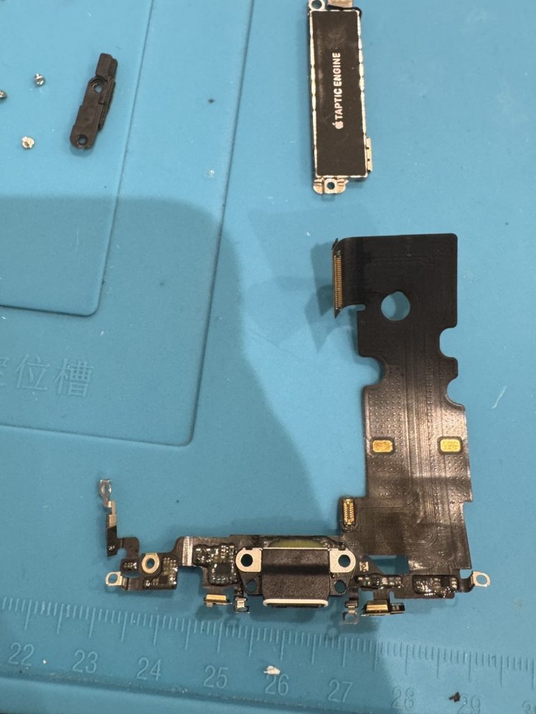 iPhoneSE第二世代　ドックコネクター・バッテリー交換修理