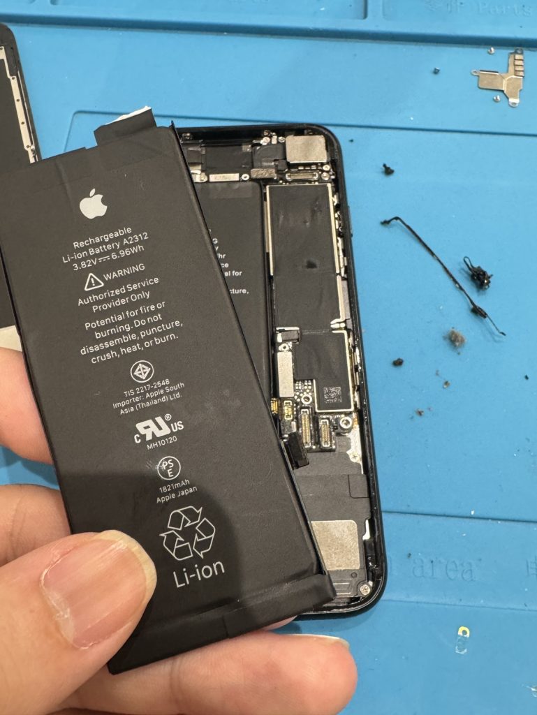 iPhoneSE第二世代　ドックコネクター・バッテリー交換修理