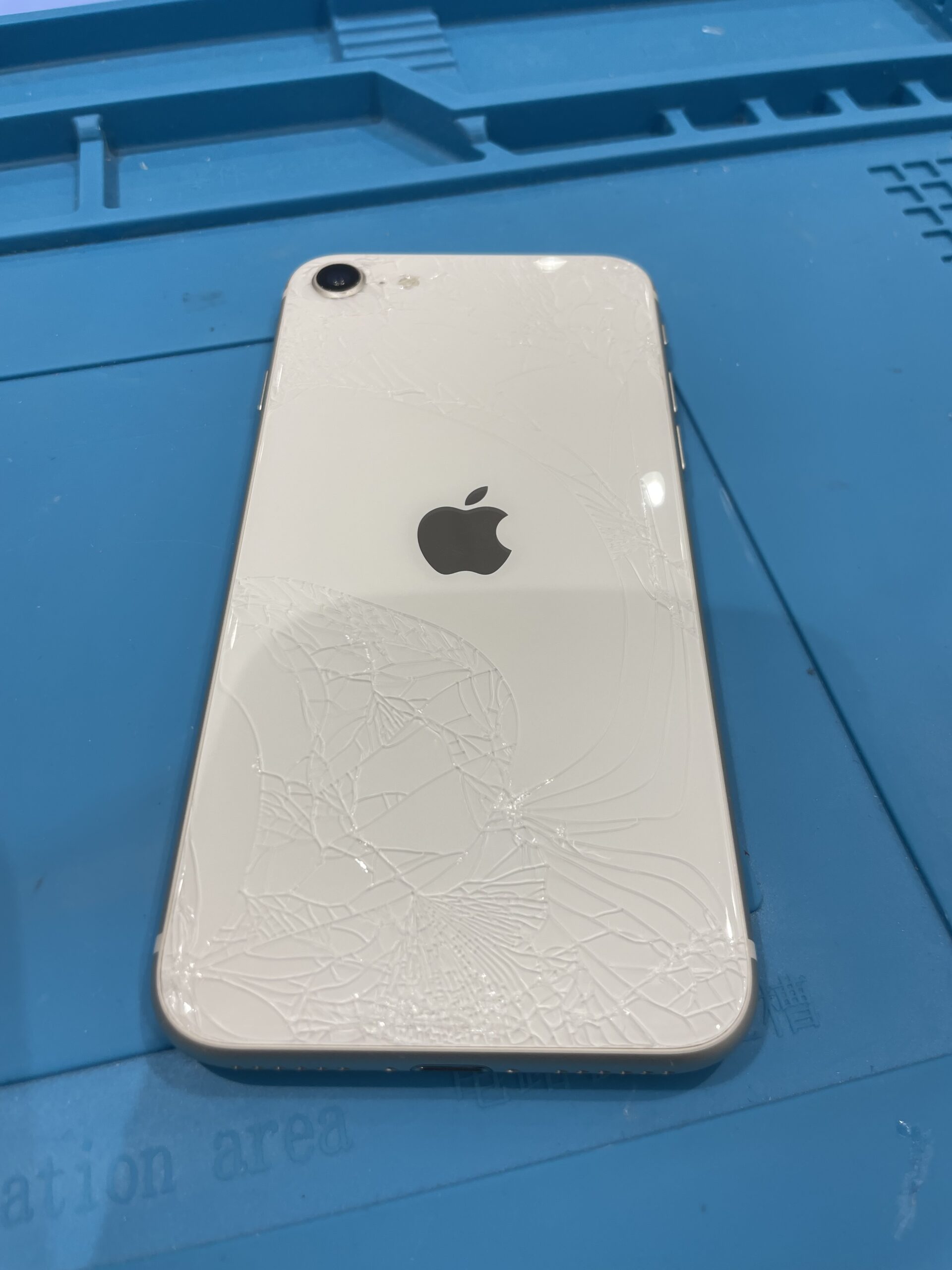 iPhone SE 第3世代 バックガラス割れ