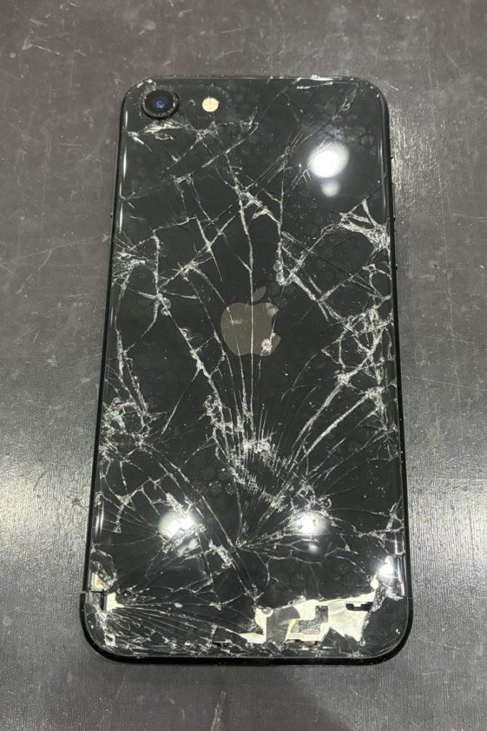 iPhone背面割れ　iPhoneSE2　修理可能