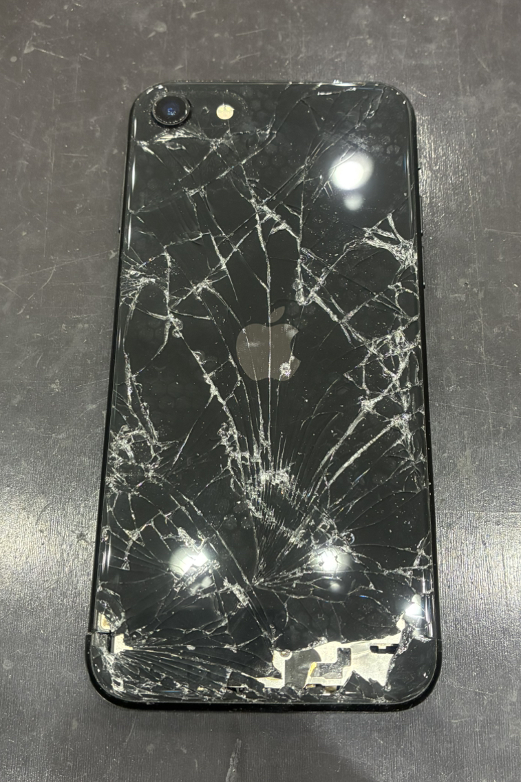 iPhone背面割れ　SE第二世代　交換修理　即日可能