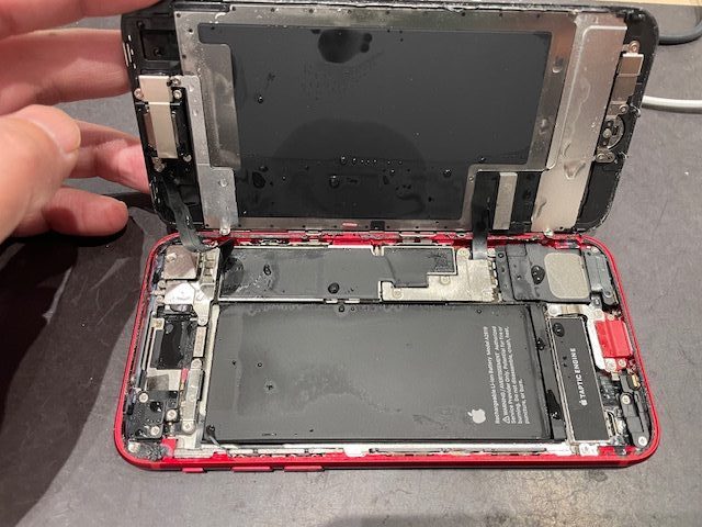 水没したiPhoneSE3の内部