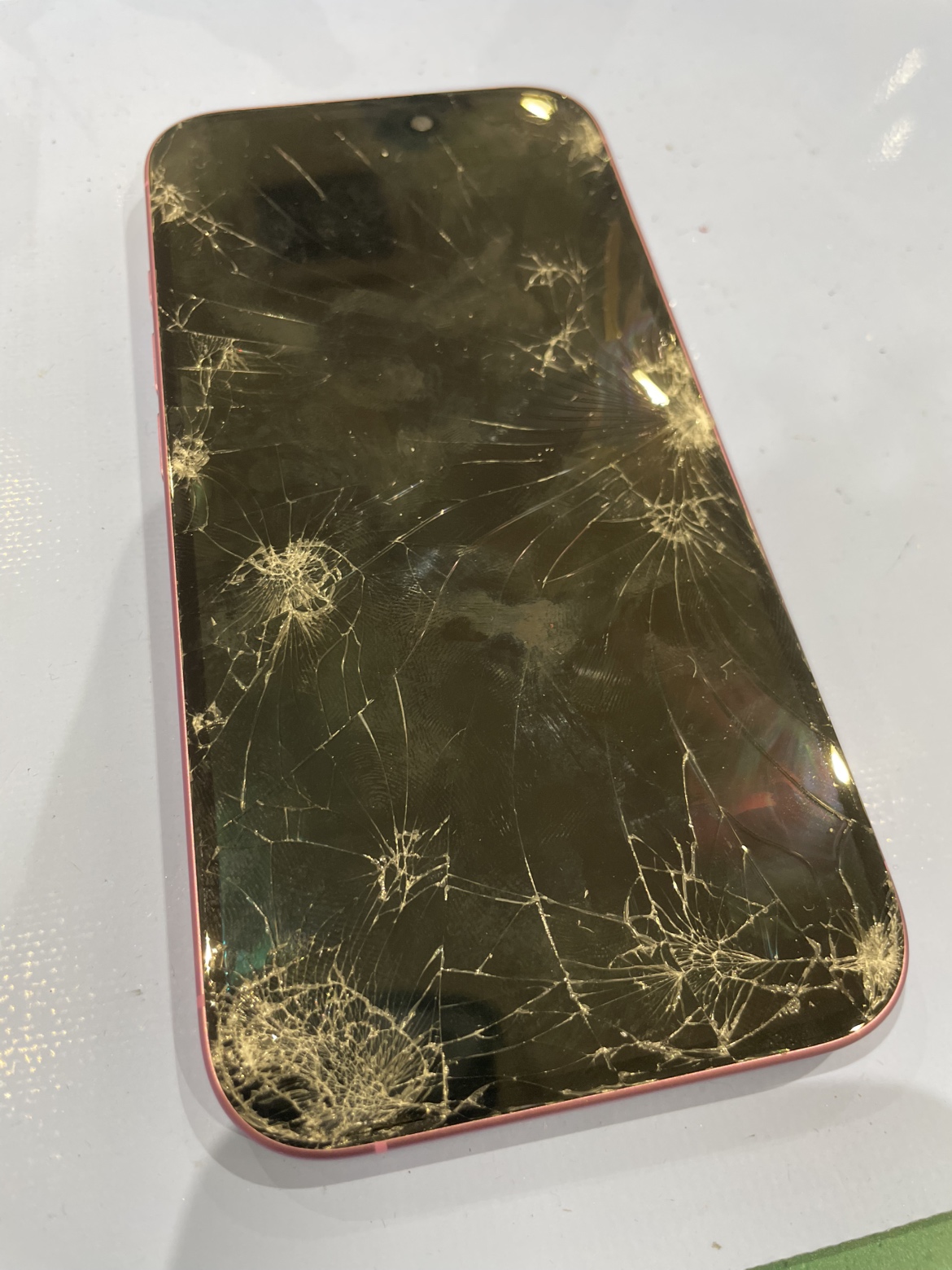 iPhone16　画面割れ修理