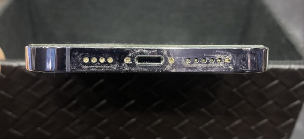 iPhone　汚れ　内部掃除　スマホ掃除　iPhone14Pro　メンテナンス