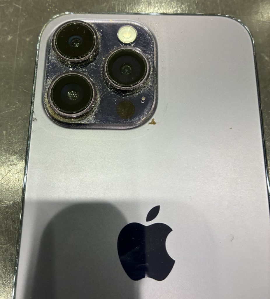 iPhone　汚れ　内部掃除　スマホ掃除　iPhone14Pro　メンテナンス
