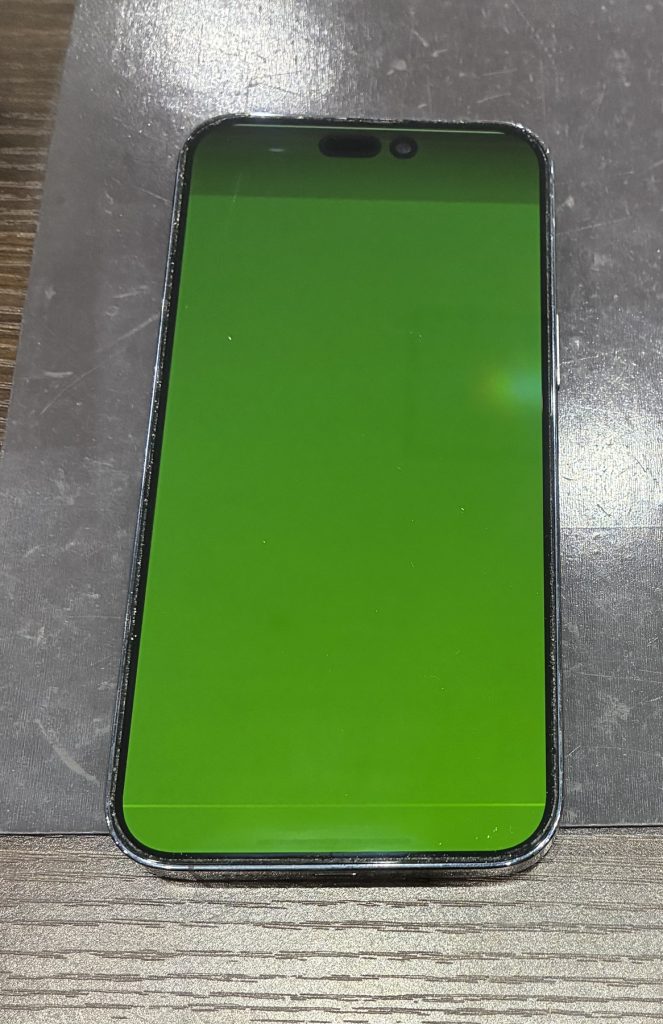 iPhone14Pro　画面が緑色　画面交換　即日修理　スマホ水没