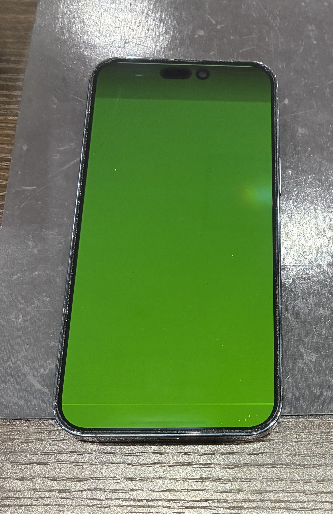 画面が緑のiPhone14Pro　画面交換　修理可能