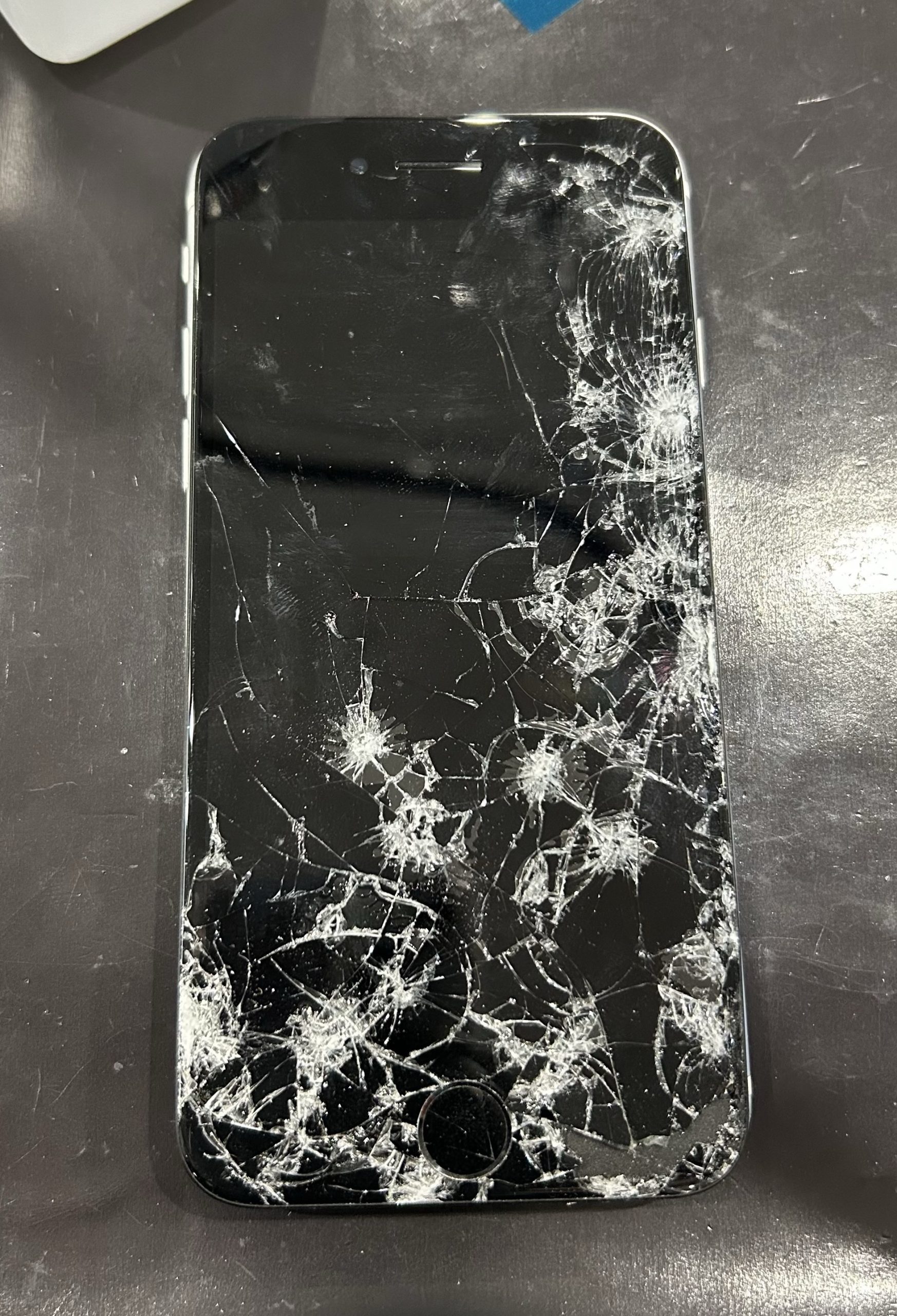 車の下敷きになったバキバキのiPhoneSE2修理