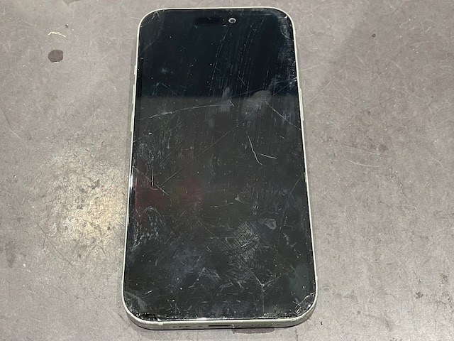 雨にに濡れたiPhone15