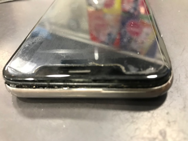 iPhoneX 膨張したバッテリー と 剥離した画面修理