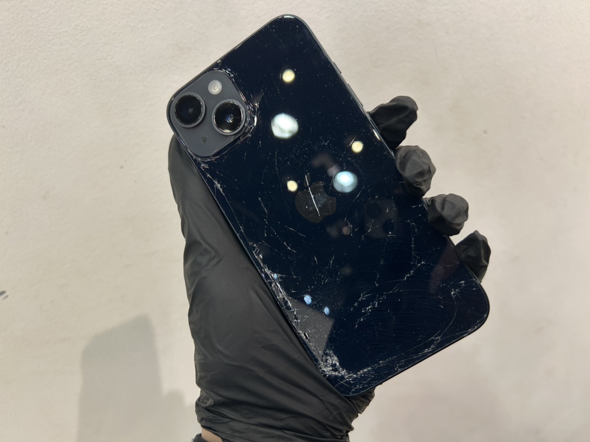 iPhone14の背面修理
