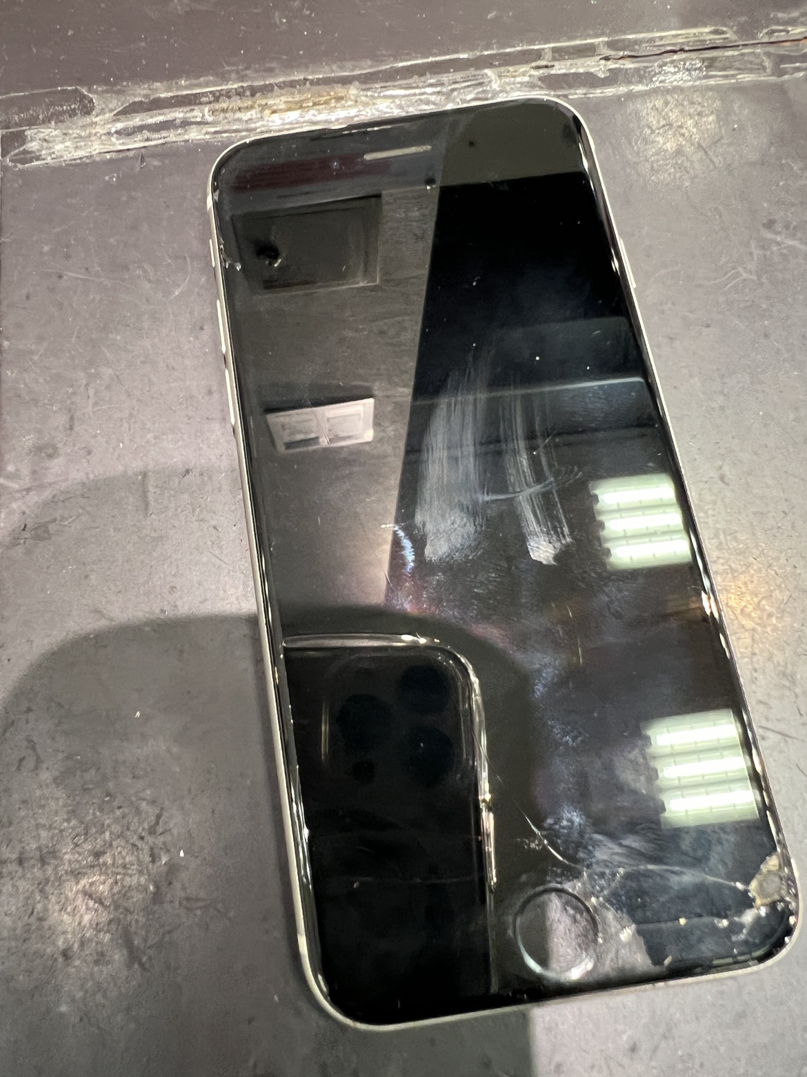iPhoneSE第三世代　画面交換