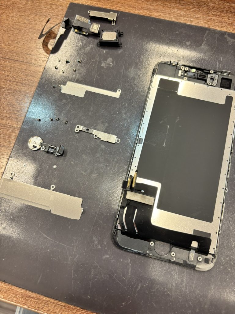 iPhoneSE第3世代の画面分解中