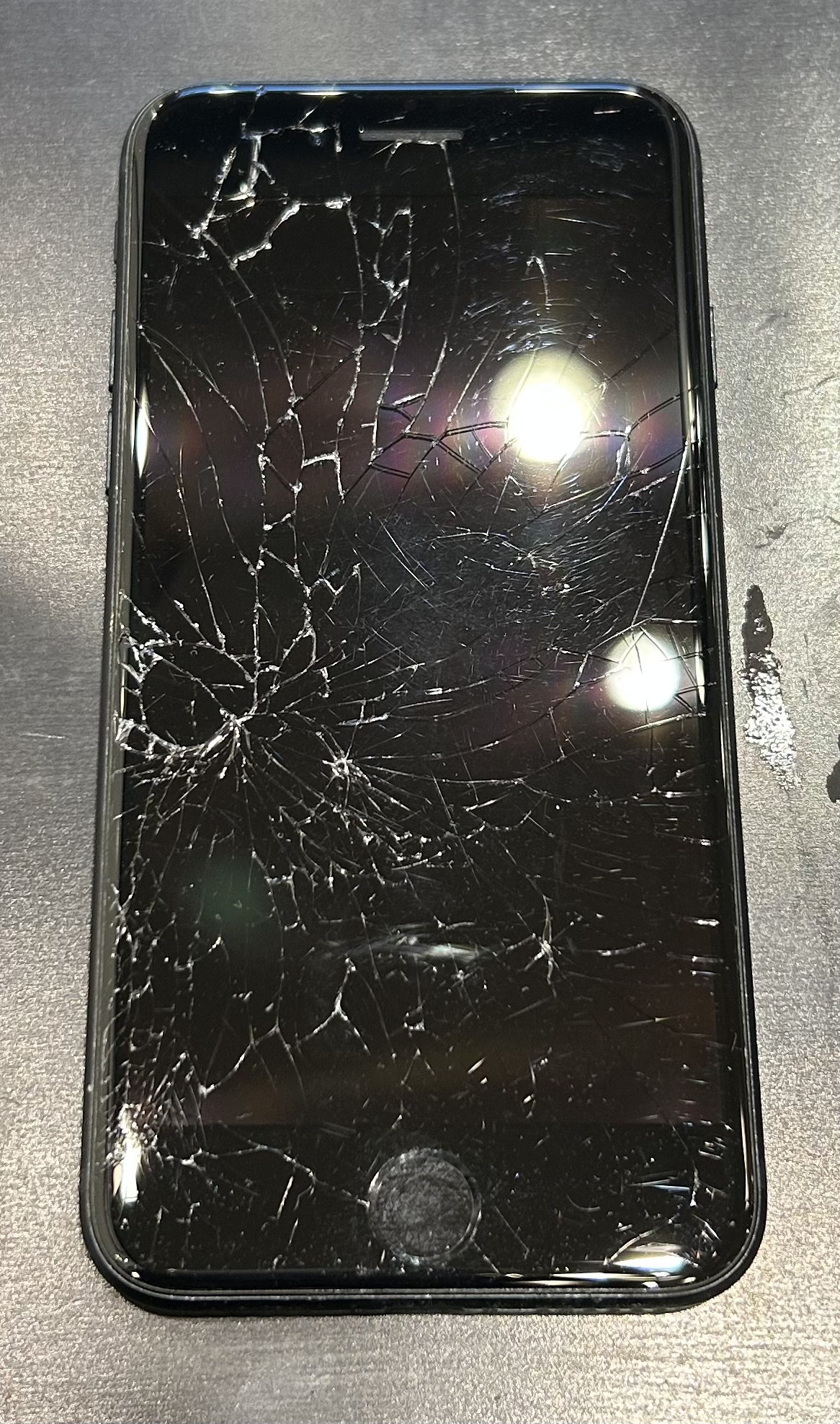 iPhoneSE第三世代　画面割れバッテリー交換同時修理