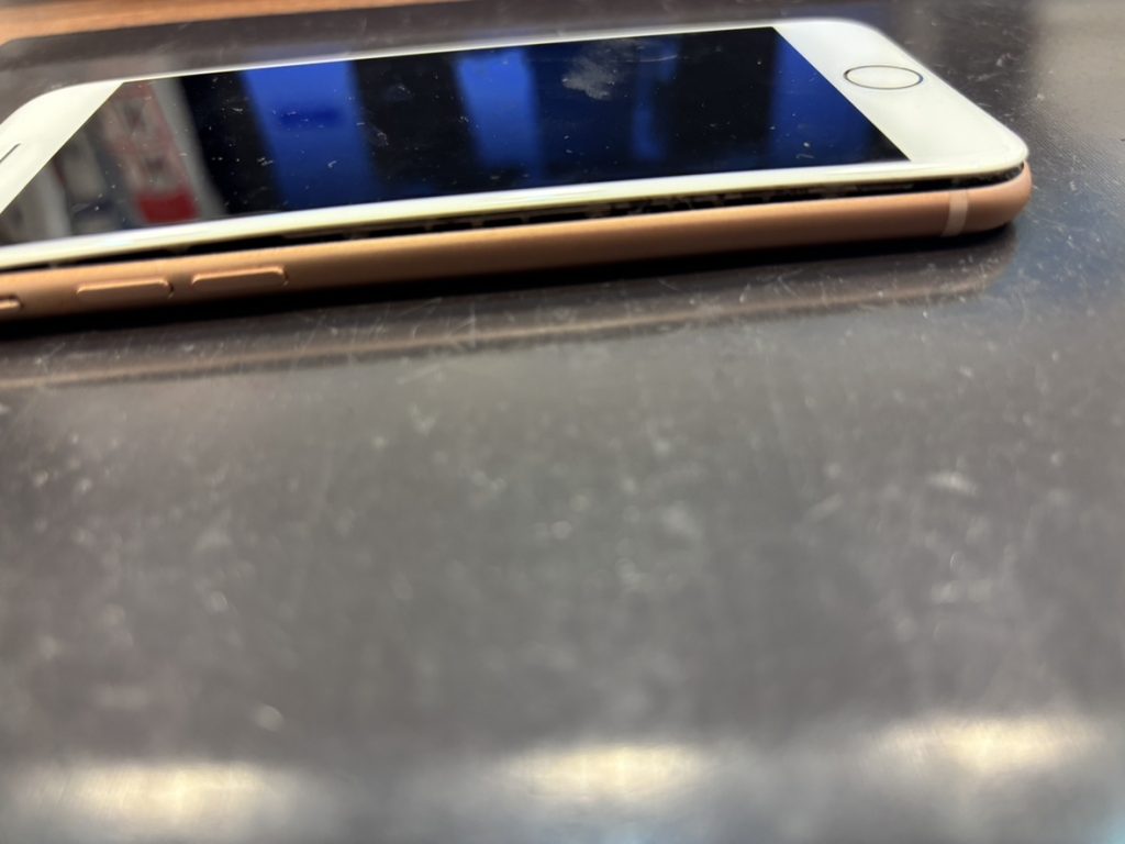 バッテリー膨張により浮いている画面