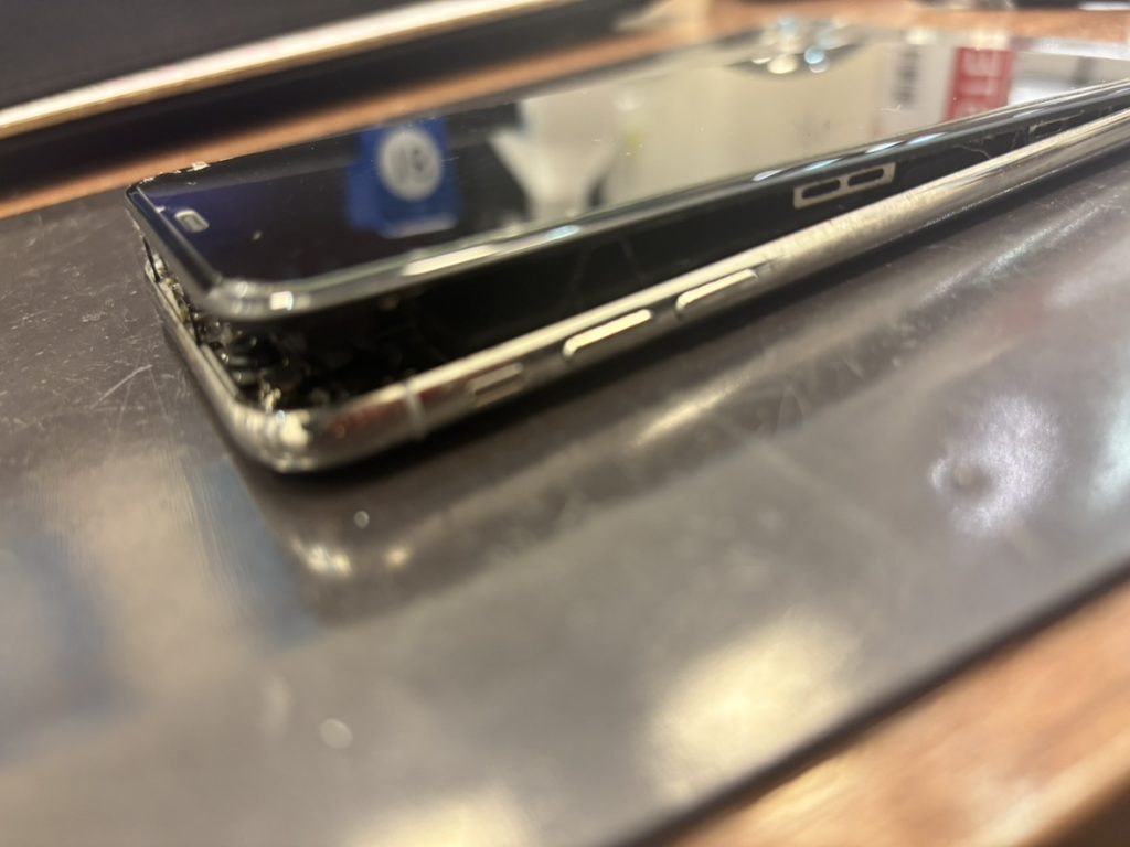 画面が浮いているiPhoneX