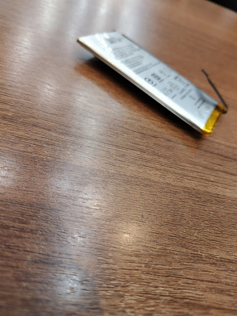 取り外した膨張しているバッテリー