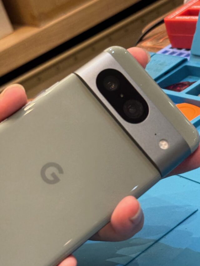 Google Pixel 8　カメラレンズ割れ