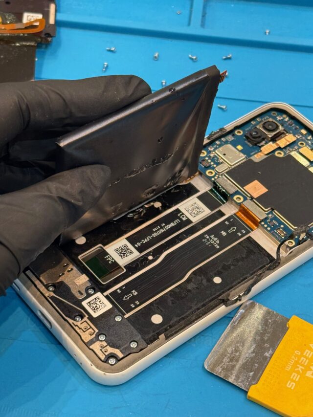 arrows We(F-51B)　バッテリーが膨張してパネルが浮いた端末も修理可能