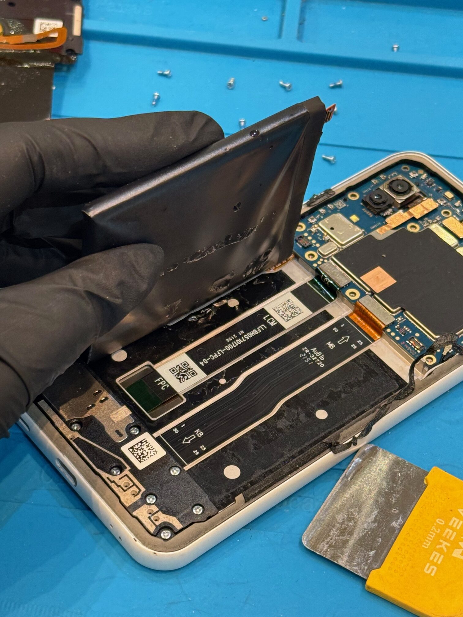 arrows We(F-51B)　バッテリーが膨張してパネルが浮いた端末も修理可能